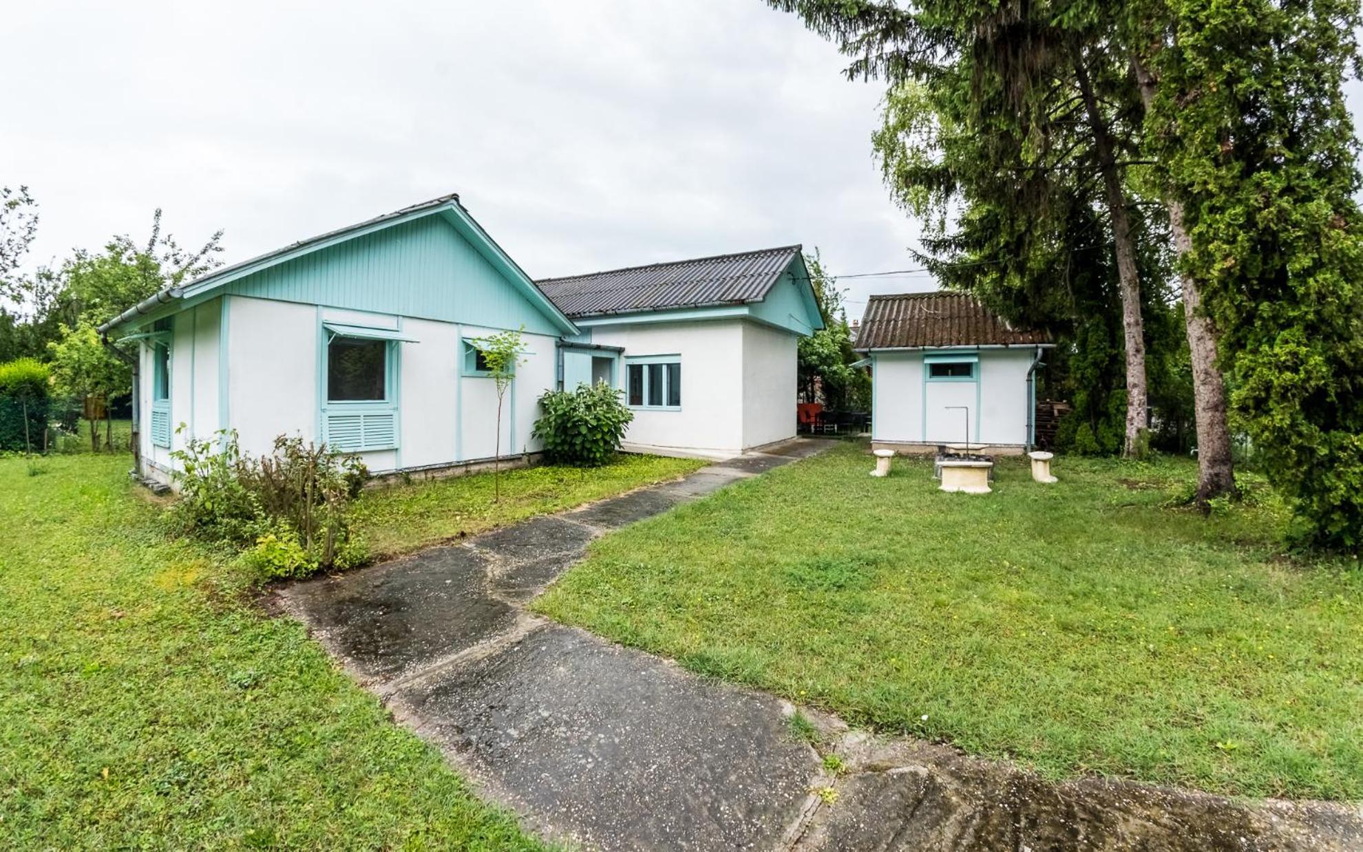 Penge Bungalok * Balatonalmádi